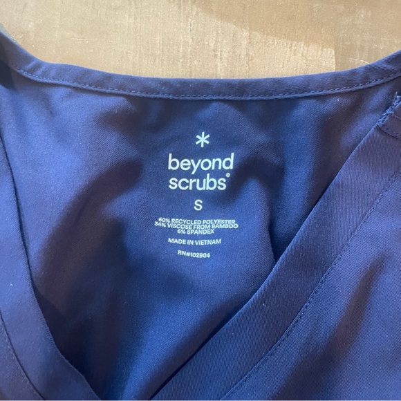 Scrubs and Beyond Scrub set in Navy - Picture 6 of 10